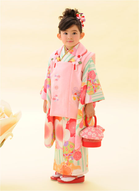 着物を着た3歳の女の子の写真