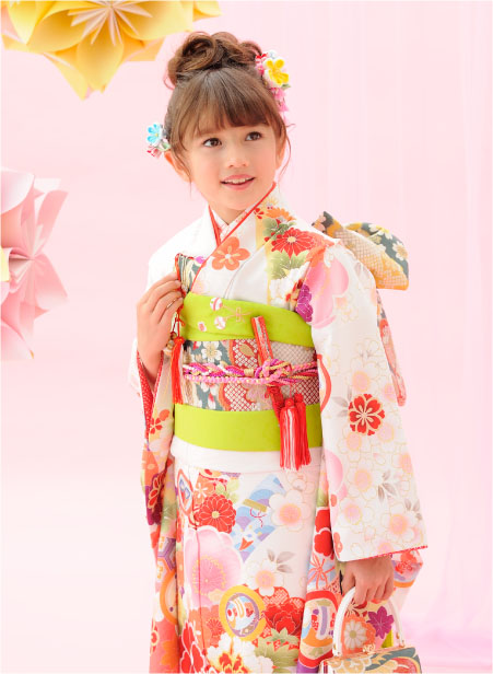 着物を着た7歳の女の子の写真