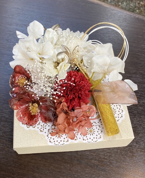 オレンジ色の花の髪飾り
