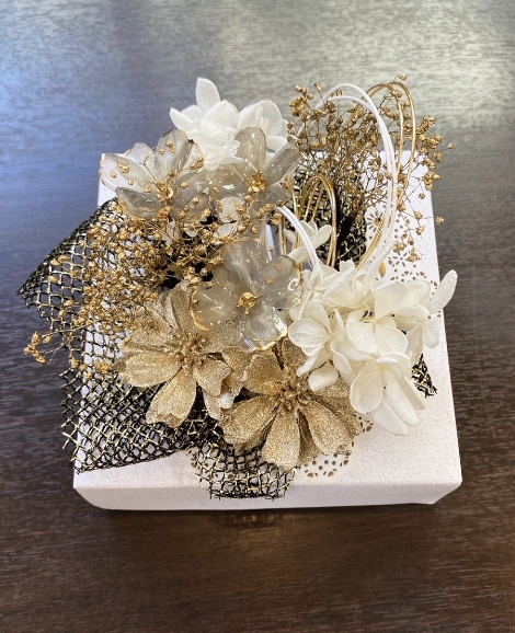 赤いの花の髪飾り