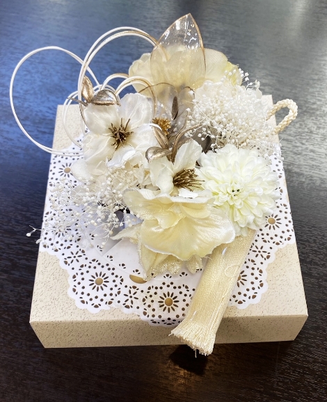 赤色の花に白い花を添えた髪飾り