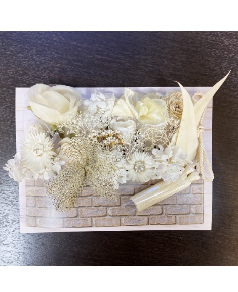 赤い複数の花の髪飾り