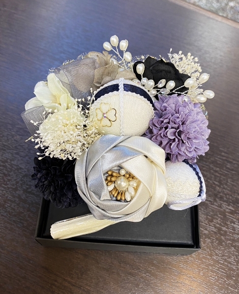 白、赤、緑の花の髪飾り