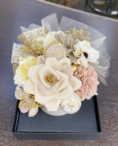 赤、濃い赤の花の髪飾り